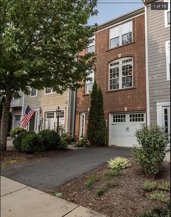 Outside view - 827 Rainier Road, rooms for rent Townhome