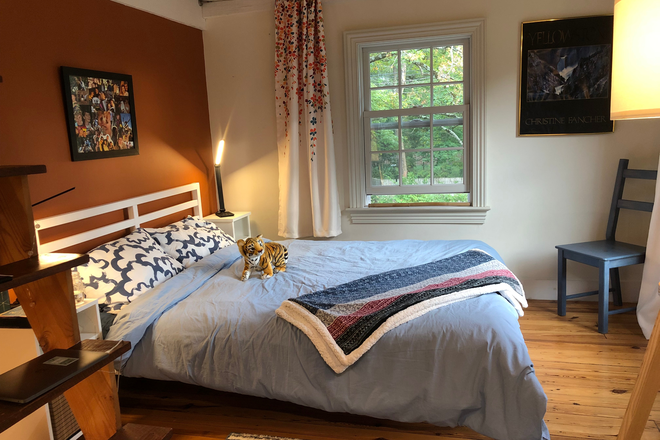 Bedroom with queen size bed - Room in shared home-Mountain Ave-Princeton