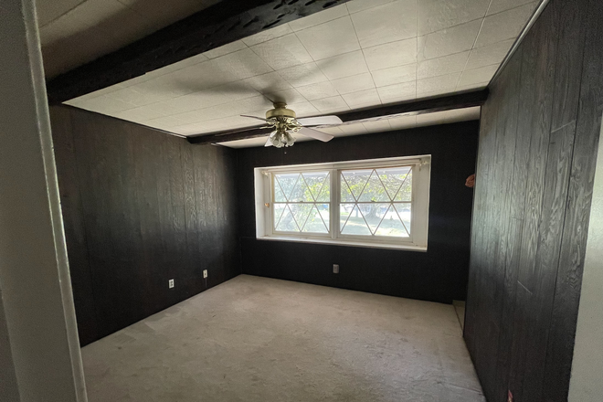 Available room from hallway - Room for rent in shared house with graduate students and UCR alumni