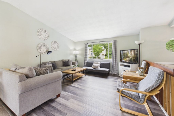 Living room - Your Ultimate URI Off-Campus Retreat Starts Sept 1st! House