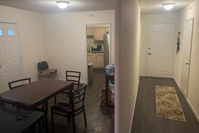 kitchen/ hallway - Towson Place Apartments