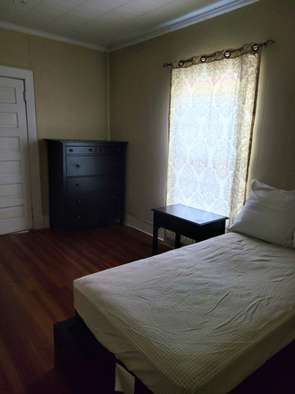 Bedroom - duplex within walking distance to Duke Duplex