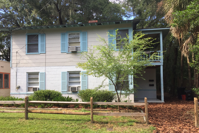 Front of Duplex - Adorable 2/1 Upstairs Unit, Pets Allowed, Walk to Campus Rental