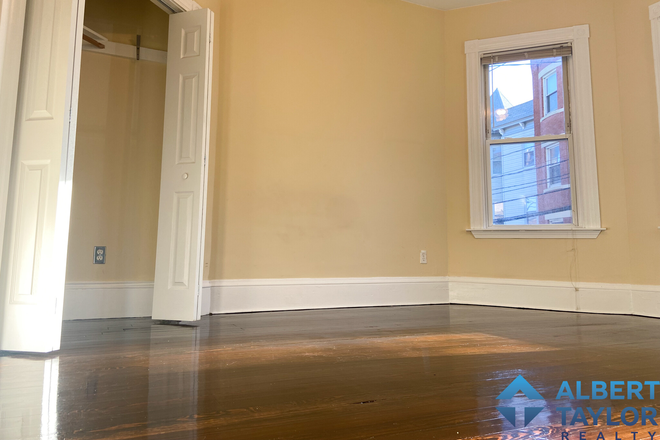 Bedroom #1 - 1st Floor 6 Bed 1 minute from Green Line!! Apartments