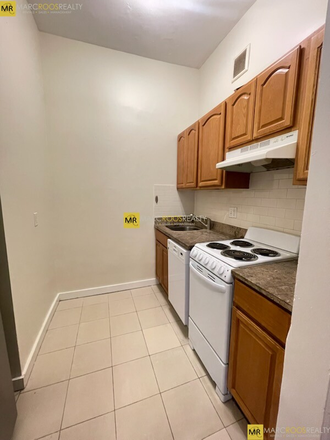 Kitchen - Kenmore Sq 3 Bed Bay State Rd Apartments