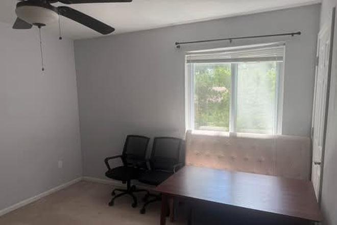Available room - Rains