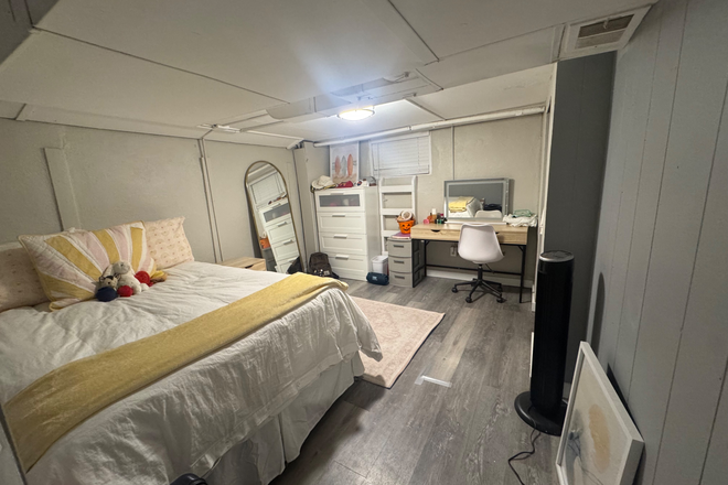 Bedroom - House on the hill right next to campus