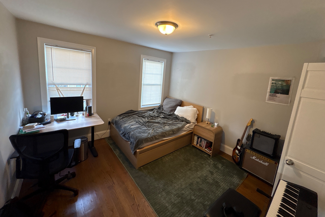 Room 2/2- carpet, full bed, closet, desk, 2 windows, bed storage - 275 Parker Hill Ave Unit 3