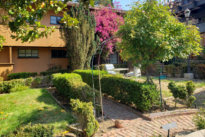 Garden, apt is in this building. - Gorgeous 1 bdrm, 1 min to campus! June 1st start