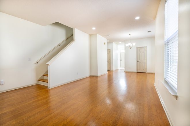 Living/Dinning - Town home at Park circle, Close to everything!! 7-15 mins from MUSC hospitals and centers.