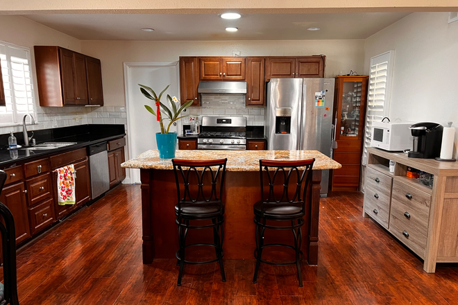 Yard - Neighborhood UTC custom built remodel house