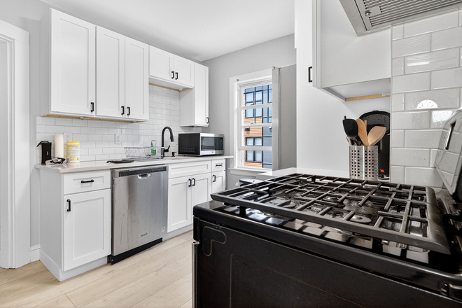 1 - June 2026 NO FEE 4bed/2bath〡W/D In Unit〡DW〡Renovated〡Yard/Balcony Duplex
