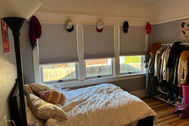 bedroom back - SPRING SUBLEASE house 10 min walk from campus!