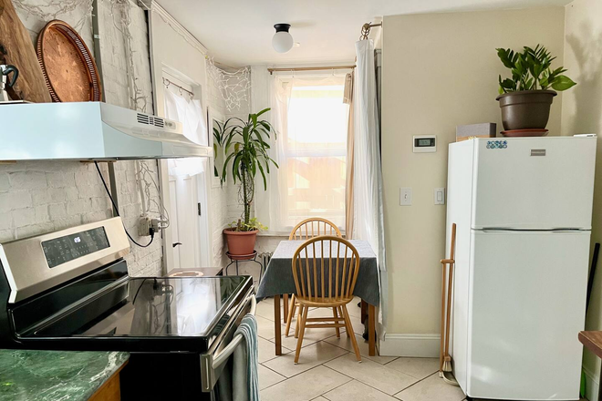 Kitchen dining nook - Studio in Victorian on Somerville/Cambridge border - Flexible lease Apartments
