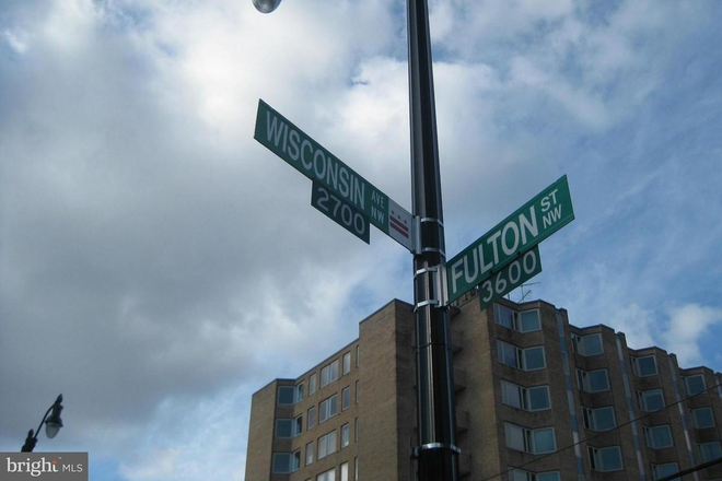 Street Corner - Studio Apt. with Spectacular View of D.C.