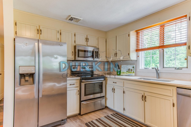 Kitchen - Open 4 Bed House with Skylight Windows
