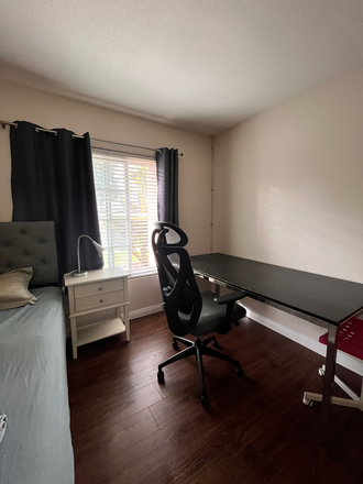 Room 1 - Close to UCI campus, 10 min bike , nice quiet neighborhood House