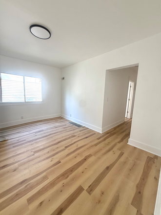 Living room - Newly Renovated 6 bed 3 bath house