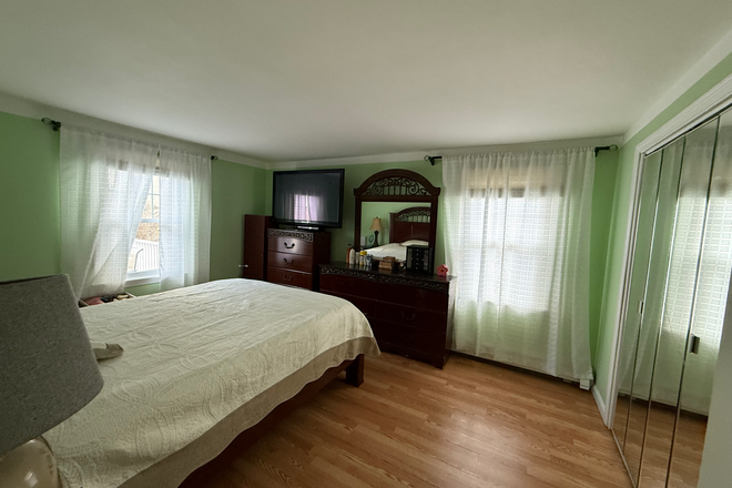 Bedroom - Room in Revere - easy access to Haymarket, Wellington, and Wonderland Townhome