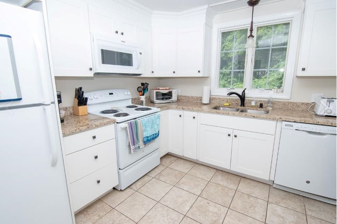Kitchen - Available for a group of5! Spacious raised ranch in Eastward! House