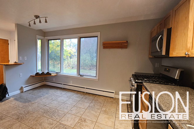 Kitchen - Bright, Spacious End-Unit Townhome in South Burlington