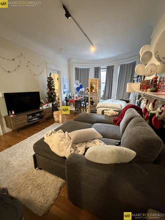 Call call or text Arezou at 617-584-7817 - Great unit in Kenmore Square bordering Back Bay!!**NO BROKER FEE** Apartments