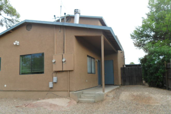Free Parking next to your house - Extremely Large and Beautiful 5 Bedroom House