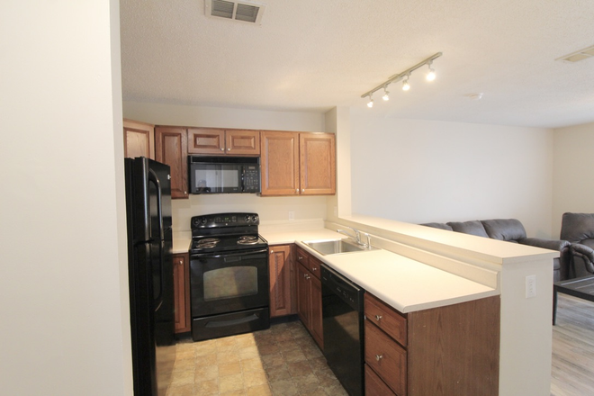 Kitchen - 3 bedroom/2 bathroom condo for rent in Hunters Ridge! Now Pre-leasing for the 26-27 year!