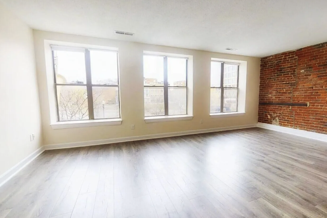 A - 2 bed with living room by Berklee, Symphony and Newbury Street