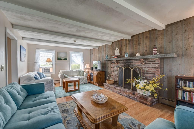 Living Room - Available for a group of 5! Amazing home in the Scarborough area of Narragansett!