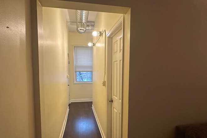 Hallway leading to two rooms - Apartment close to campus (right behind the librarh$