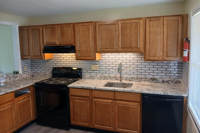 Modern Kitchen - 50 Meadow Street - 2 Bdr. 1.5 BTH (Townehouse of Amherst)