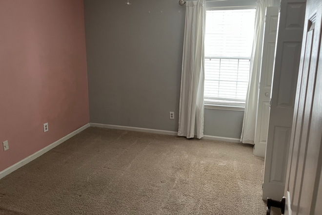 2nd bedroom - House Share: 10 -15 minutes from KSU. You will have two upstairs bedrooms and full bath.