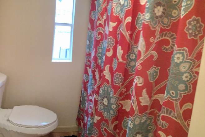 bathroom - Craftsman House (2bd, 2ba) near UO with parking, backyard, 2 pets ok