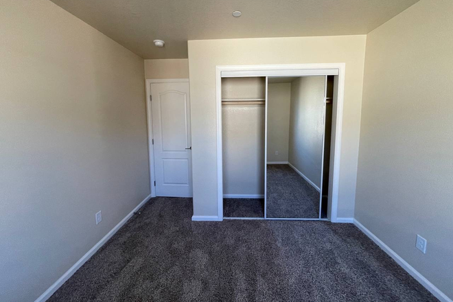 Bedroom - 1 Room for Rent - Utilities Included