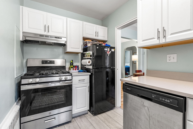 LIVING - 2 BED WITH HEAT AND HOT WATER INCLUDED! 9/1/25!