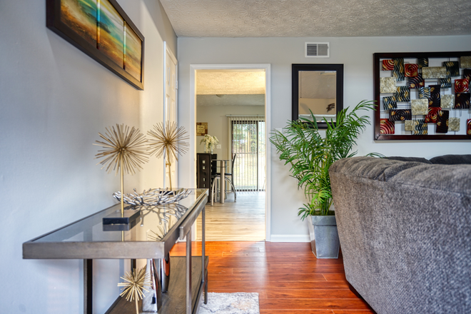 Entryway living room - Roommate style home