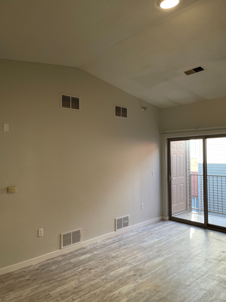 5 Bedroom - Downtown Three and Five Bedroom Units Free Wifi Apartments