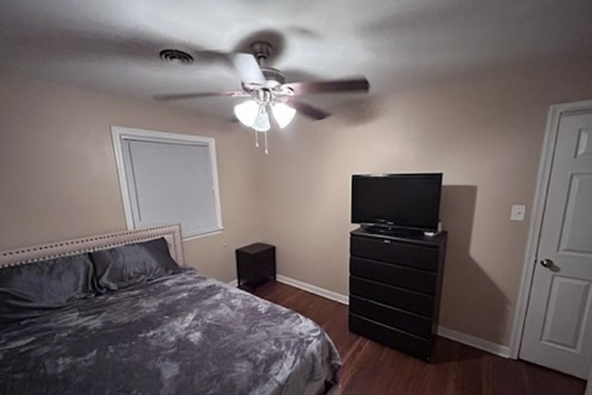 Bedroom 2 - Crieff Rd - Close to campus House