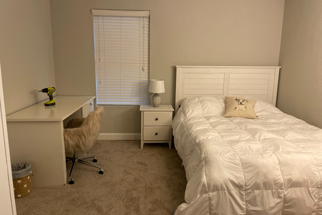 Bedroom - Private apartment for lease takeover near campus