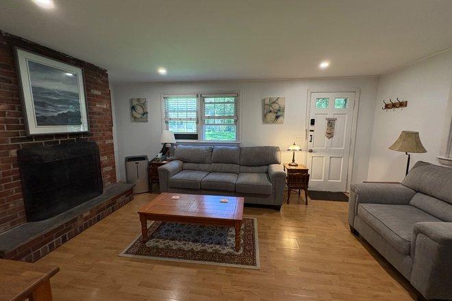 Living Room - 2 Bedroom House in Narragansett Available for Academic Year Rental (Sept 1 - May 31)