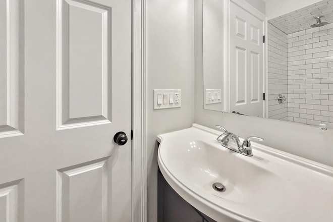 bathroom 1 - Apartment