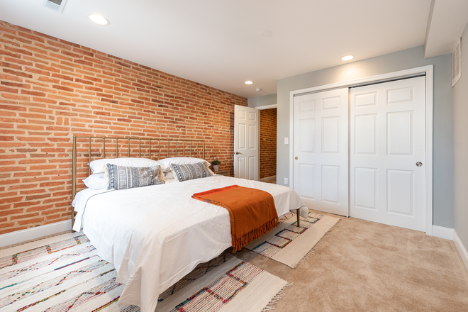 2nd Floor bedroom 2nd bedroom  fully furnished - Roommates Wanted! 2 rooms in a 3bd townhouse near JH, Fully Furnished with Garden and Deck!