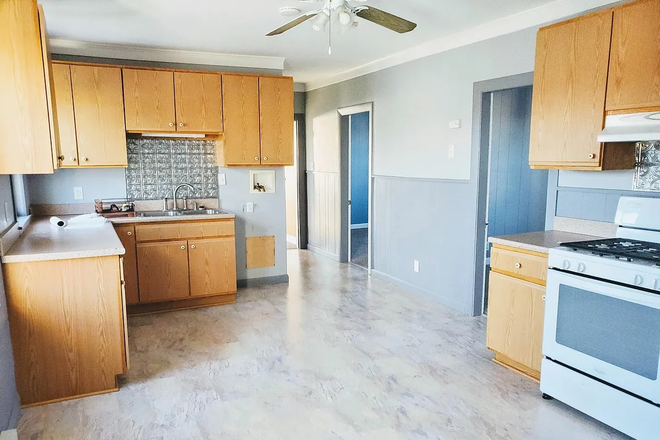 Kitchen - Large 4BR/1Bath Walking Distance to North Campus w Parking In Unit Laundry Triplex