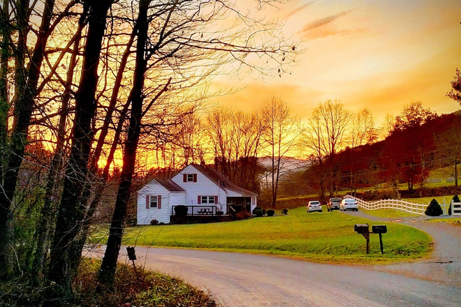  - Quaint Country Cottage On Large Lot Near Downtown Blacksburg