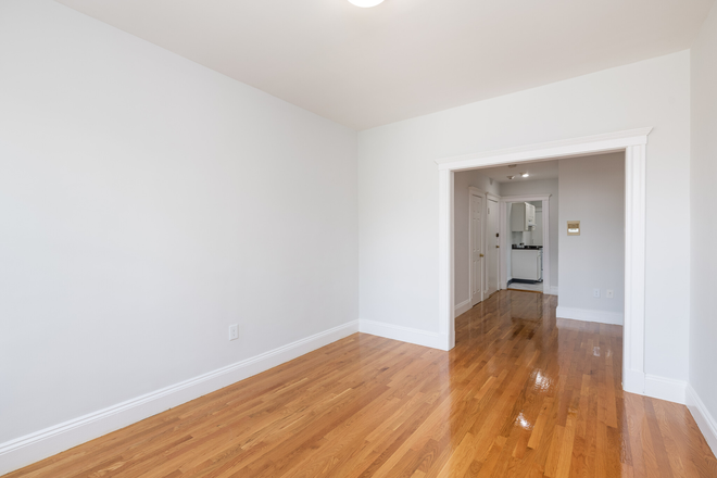 Hub Realty - Brighton Center, fabulous 2 bedroom with new kitchen and bath Apartments