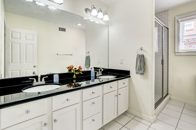 Bathroom 1 - Beautiful 4Bd/2B with on-site parking Duplex