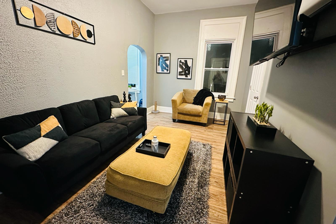 Living Room with 55 inch smart TV - Large newly furnished rooms / 4 mins from Xavier / 12 mins from UC / Utilities included House