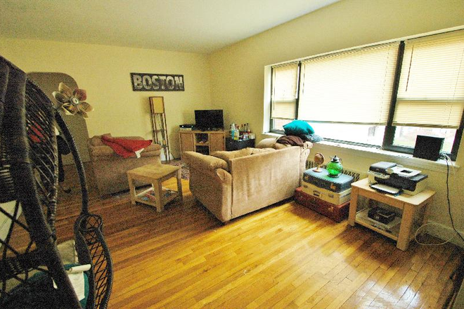 living room - Affordable & very spacious full 2 bed 1 bath on Longwood Ave! Avail 9/1 H&HW INCL Apartments
