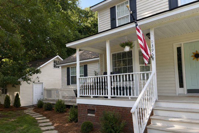 Entryway by main house. - Beach Bungalow for rent close to folly beach and hospitals